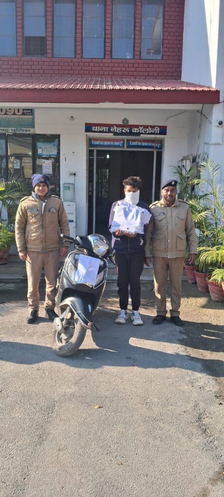 नेहरू कॉलोनी पुलिस द्वारा घटना में शामिल अभियुक्त अर्चित नैथानी को सूचना के 1 घंटे के अंदर बद्री कॉलोनी के पास खाली प्लॉट से गिरफ्तार किया गया..