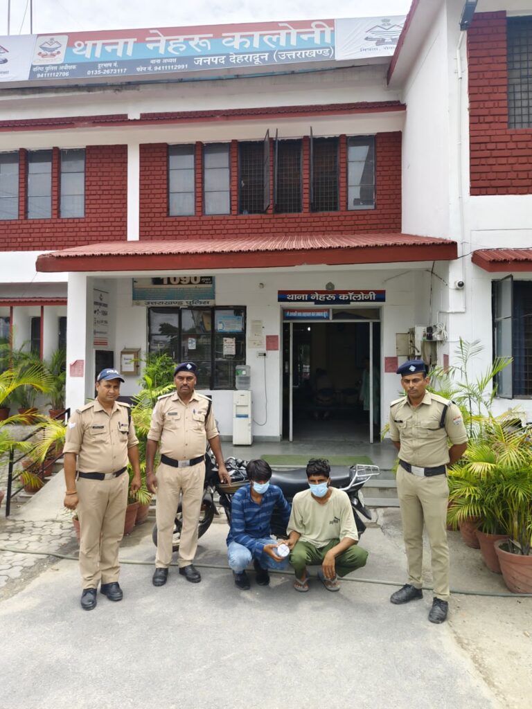 घटना को अंजाम देने वाला जल संस्थान का लैब असिस्टेंट निकला चैन स्नेचर, सहअभियुक्त के साथ दून पुलिस ने सहारनपुर से किया गिरफ्तार।दि