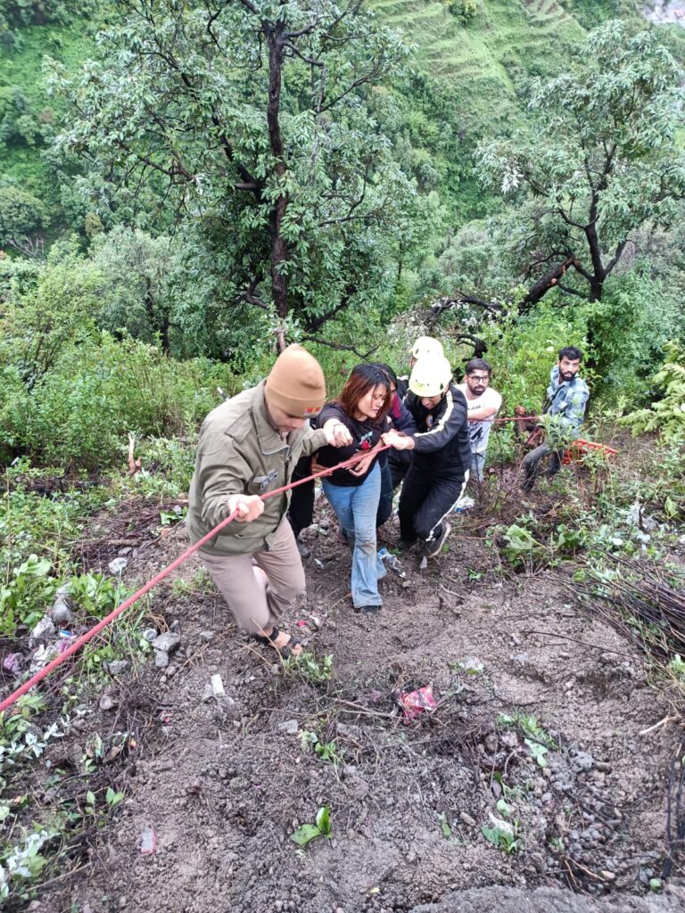 भट्टा गांव के पास कार अनियंत्रित होकर खाई में गिरी 6 लोग घायल