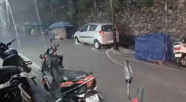 लगातार हो रही बारिश से मॉल रोड़ के शहीद स्थल पर नाला बन्द होने से पर्यटक परेशान 