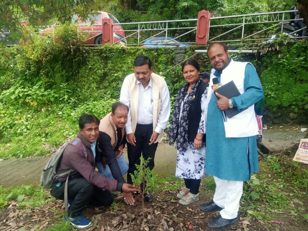 अखिल भारतीय अनुसूचित जाति युवजन समाज मसूरी शाखा ने राजकीय उच्च प्राथमिक विद्यालय किताबघर में हरेला पर्व के उपलक्ष में पौधा रोपण किया।