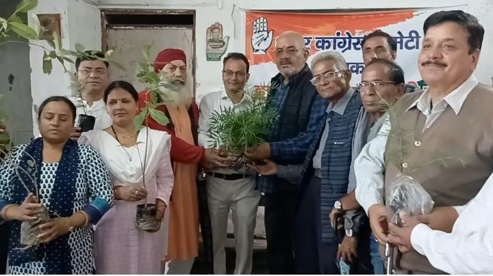 शहर कांग्रेस ने हरेला पर्व पर कांग्रेस भवन में कांग्रेस कार्यकर्ताओं को 70 पौधे वितरित किए व उन्हें हरेला पर्व की बधाई दी।