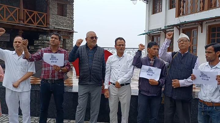 शहर कांग्रेस अध्यक्ष अमित गुप्ता के नेतृत्व में कांग्रेस कार्यकर्ताओं ने केदार नाथ मंदिर की शिला को दिल्ली में रख केदारनाथ मंदिर स्थापित करने के विरोध में शहीद स्थल पर प्रदर्शन किया