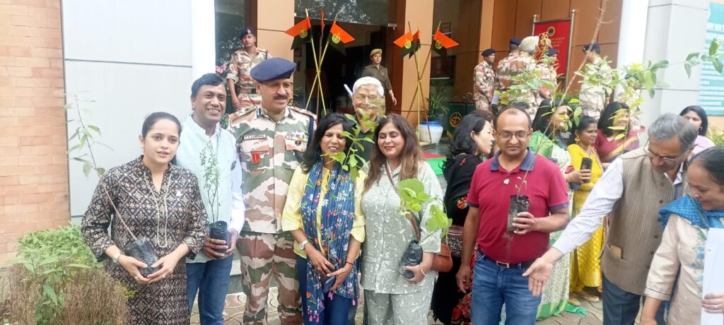 रोटरी क्लब मसूरी ने इनरव्हील क्लब के सहयोग से आईटीबीपी कंबेट विंग क्षेत्र में आईटीबीपी के अधिकारियों व जवानों के साथ वृहद वृक्षारोपण अभियान चलाया। जिसमें विभिन्न प्रजातियों चिनार, देवदार व साइप्रस के 400 से अधिक पौधों का रोपण किया।