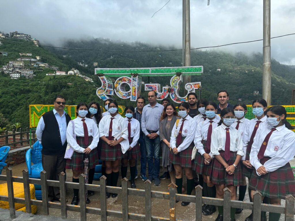 एमआईएस की छात्राओं ने एमआरएफ सेंटर जाकर कूडे के निस्तारण की प्रकिया देखी। 
