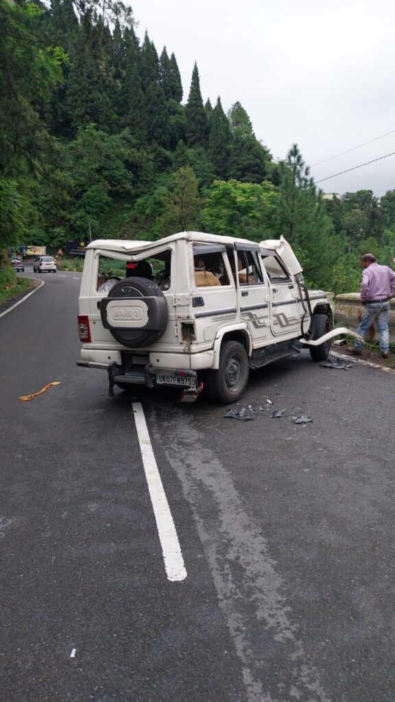 भट्टा गांव के पास बोलेरो डिवाइडर से टकराई 5 घायल