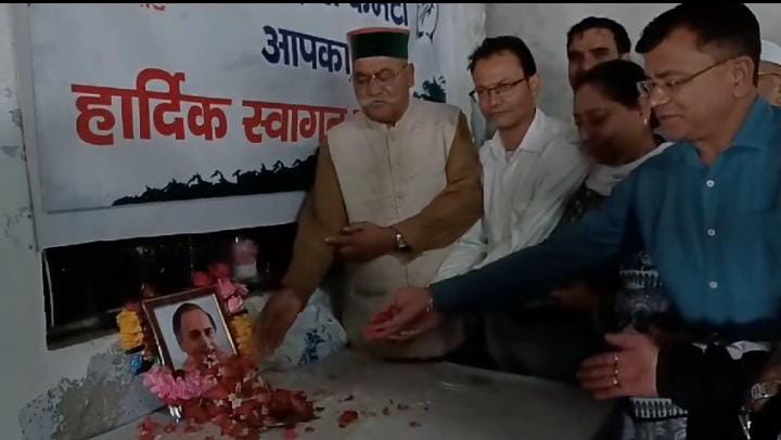 शहर कांग्रेस ने देश के पूर्व प्रधानममंत्री व भारत रत्न राजीव गांधी को पुष्प अर्पित कर श्रद्धांजलि दी