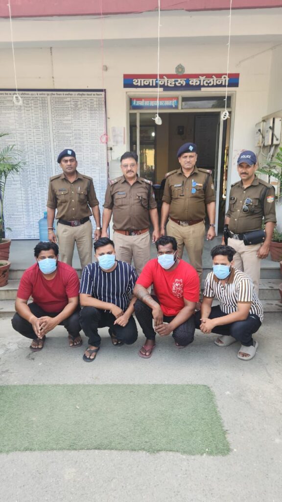 सार्वजनिक स्थान पर उपद्रव करने वालों के सिर से दून पुलिस ने उतारा गुंडई का भूत।