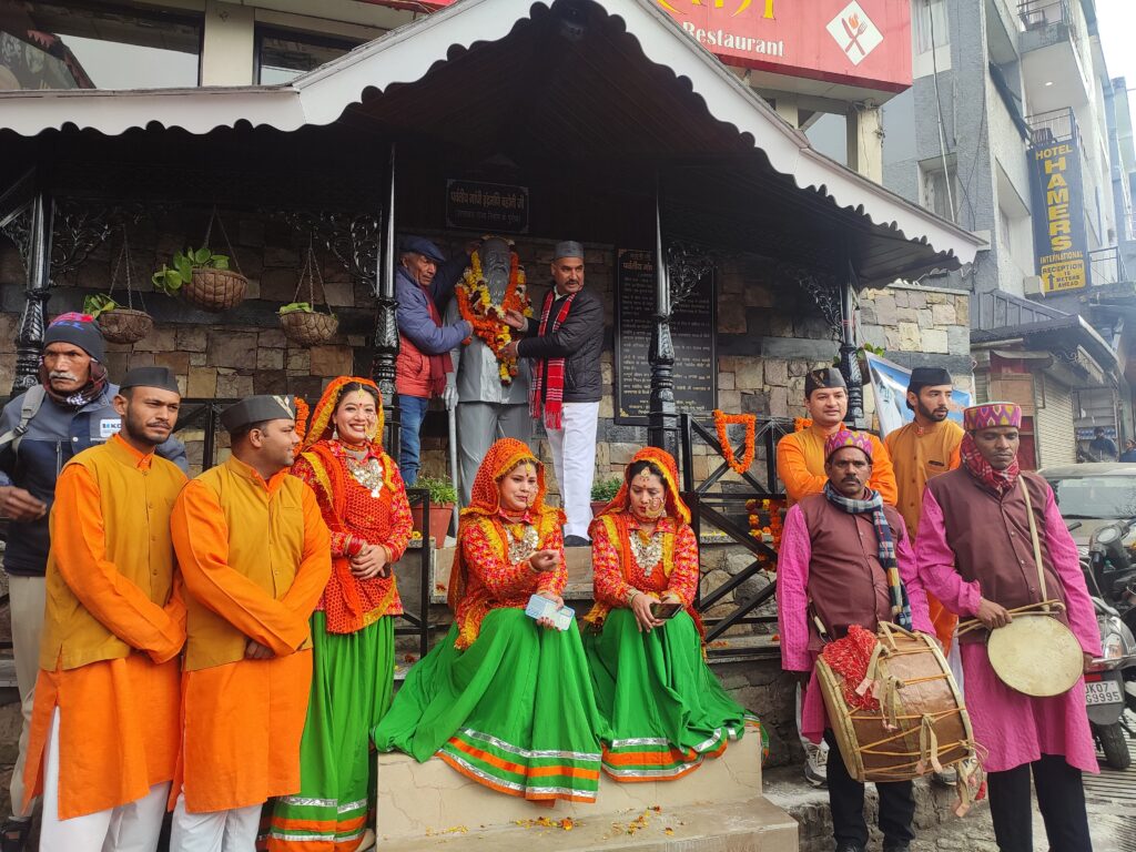 100वीं जयंती पर उत्तराखंड के गांधी को माल्यार्पण कर याद किया। 