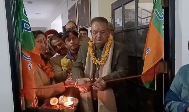 चुनाव कार्यालय के उद्घाटन पर काबीना मंत्री गणेश जोशी ने कार्यकर्ताओं में भरा जोश।