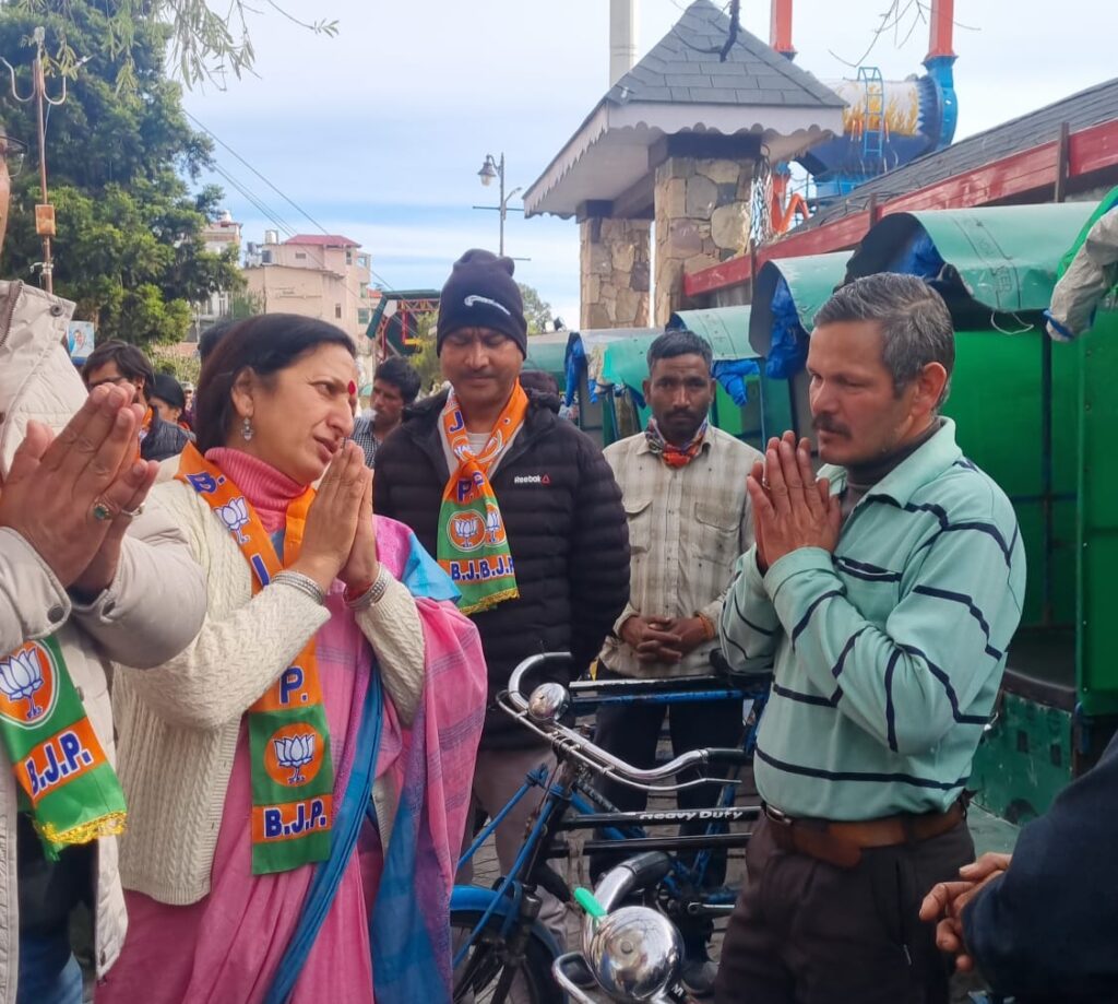 अध्यक्ष पद पर चुनाव लड़ रही भाजपा प्रत्याशी मीरा सकलानी ने व्यापक जनसंपर्क किया। 
