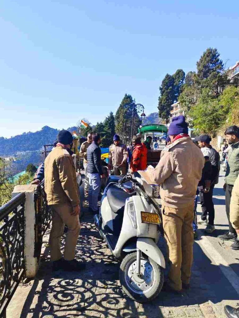 नियमो का उल्लंघन करने वालों पर चला दून पुलिस का डंडा, मसूरी क्षेत्र में माल रोड पर अस्थाई अतिक्रमण कर फड़- ठेली लगाने वालो के विरुद्ध पुलिस ने की कार्यवाही