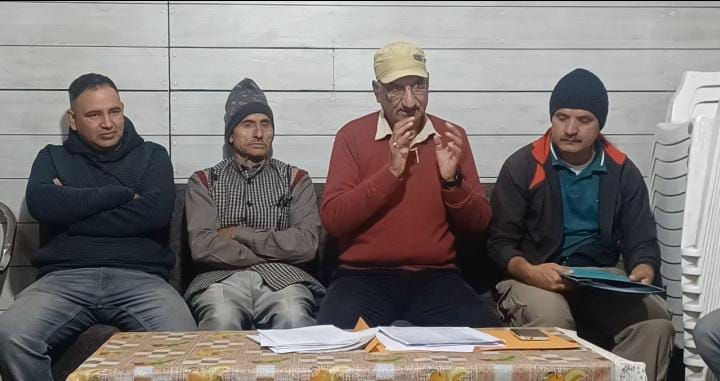 पटटी छह जुला जौनपुर तहसील धनोल्टी में लगातार हो रहे भूमि घोटाले की ग्रामीणों ने एसआईटी जांच की मांग की।