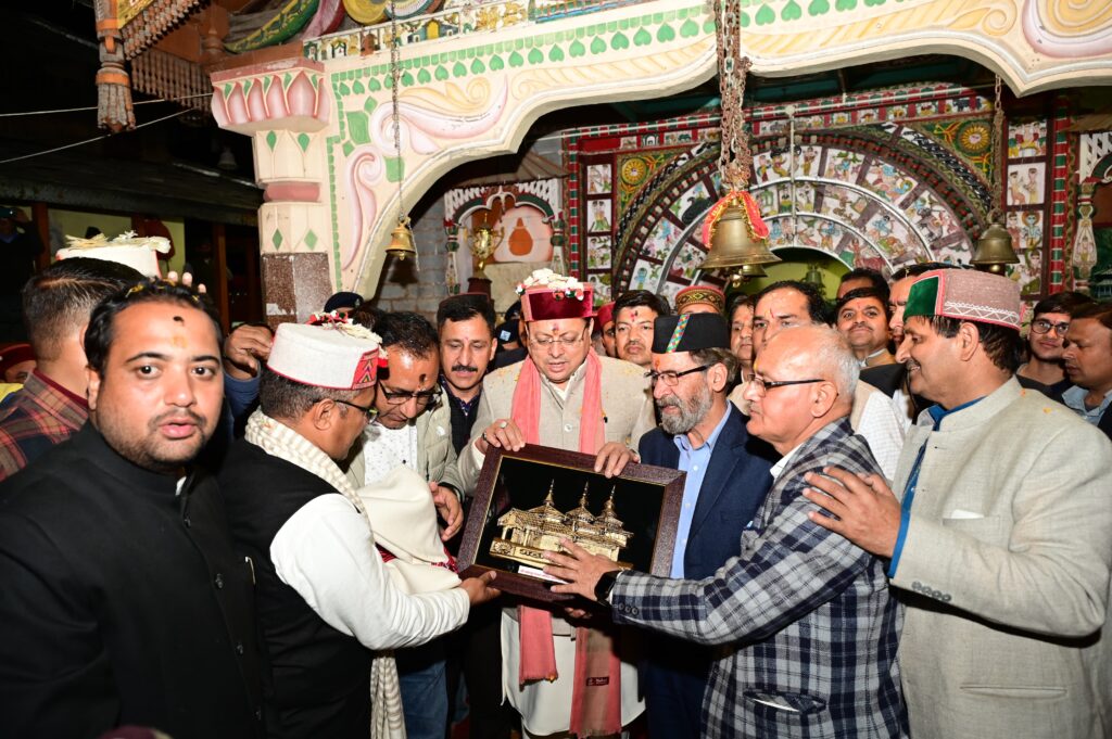 मुख्यमंत्री पुष्कर सिंह धामी ने रविवार को हनोल स्थित विश्व प्रसिद्ध महासू महाराज एवं बाशिक महाराज की पूजा अर्चना कर प्रदेश की खुशहाली की कामना की