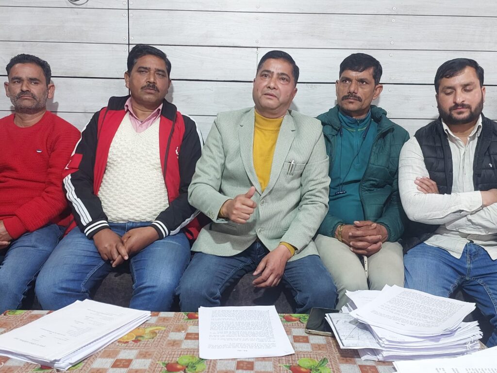 अगलाड़ नदी में नियम विरू़द्ध चलाये जा रहे स्टोन क्रेशरमुख्यमंत्री, सचिव पर्यावरण, वन एवं जलवायु परिवर्तन मंत्रालय को शिकायत की गई है।