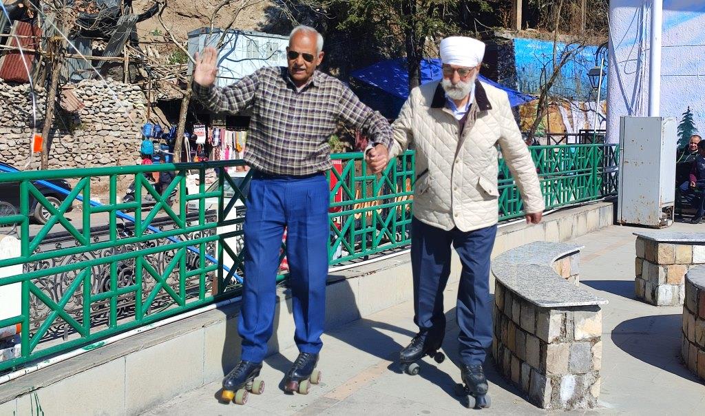 मसूरी से दिल्ली रोलर स्केट रैली की स्वर्ण जयंती पर स्केट चलाकर किया प्रदर्शन।
