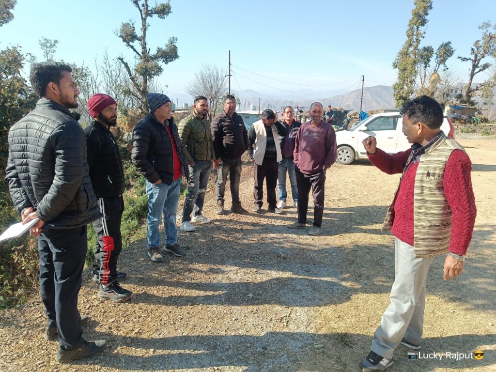 पालिका की टीम ने खटटा पानी जोड़ी में रोड, पार्क व शौचालय का निरीक्षण किया। 