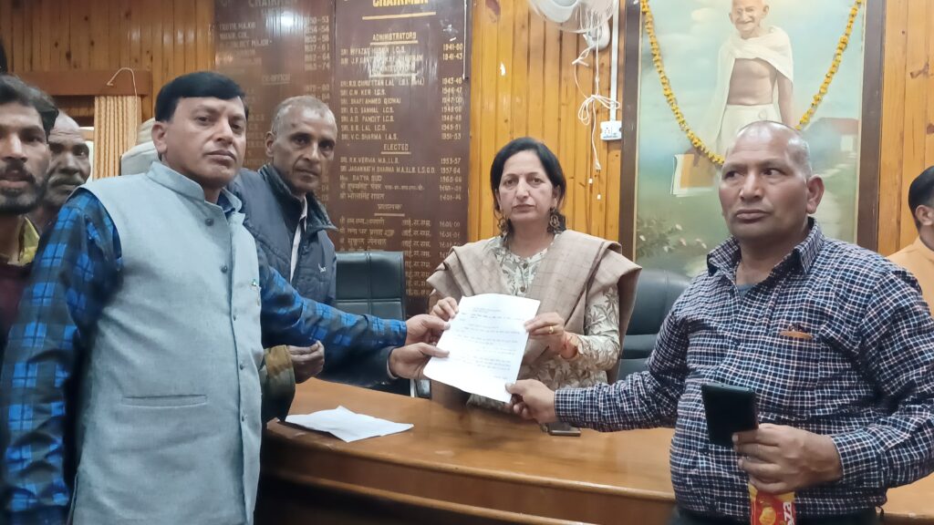 रिक्शा व बोझा श्रमिकों ने पालिकाघ्यक्ष को ज्ञापन देकर समस्याओं के समाधान की मांग की।
