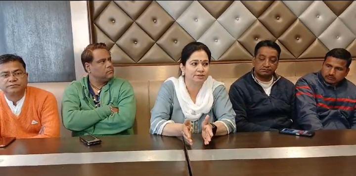 सोनिया आनंद रावत ने प्रदेश के काबीना मंत्री गणेश जोशी पर लगे भ्रष्टाचार के आरोपों पर इस्तीफा देने की मांग की।
