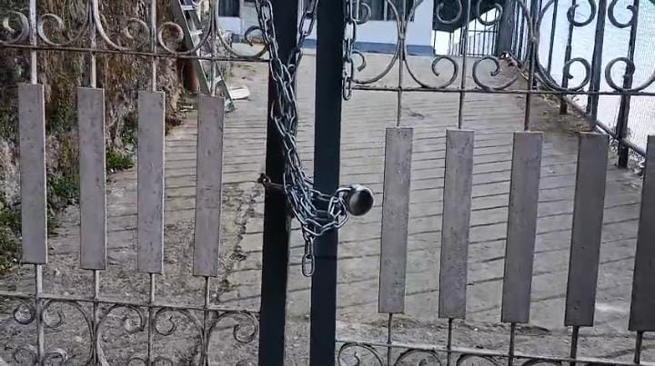 नगर पालिका ने लगाया यूपीसीएल के सब स्टेशन पर ताला