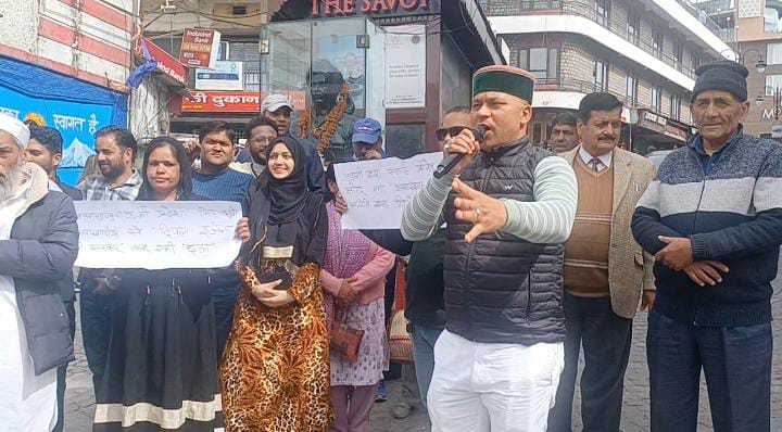 प्रीपेड बिजली के मीटर लगाने के विरोध में उत्तराखंड एकता संघर्ष समिति के तत्वाधान में शहीद भगत सिंह चौक पर प्रदर्शन किया