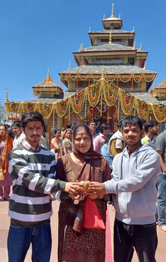 चैत्र नवरात्रों के पहले दिन मां सुरकंडा देवी मंदिर में उमड़ी श्रद्धालुओं की भीड़