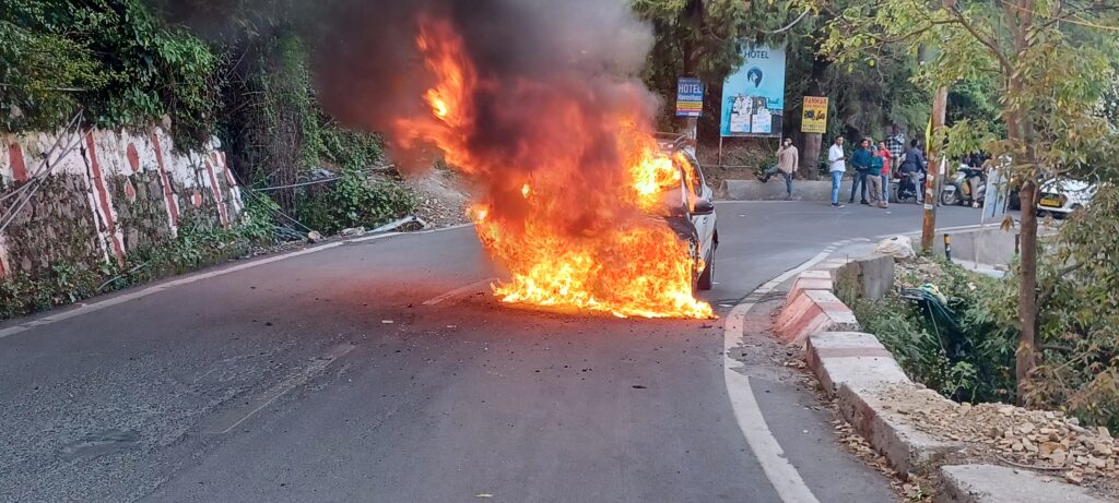 मसूरी कैंपटी रोड जीरो पॉइंट के पास चलती हुई कार में लगी आग, कार जलकर हुई खाक