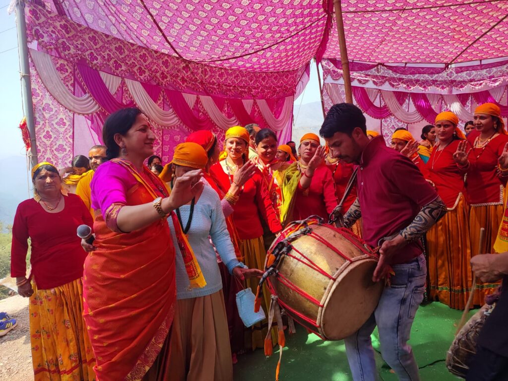 राम नवमी के अवसर पर मां राज राजेश्वरी के नये मंदिर में मां राजेश्वरी की प्रतिमा की प्राण प्रतिष्ठा पूरे धार्मिक अनुष्ठान के साथ की गई।