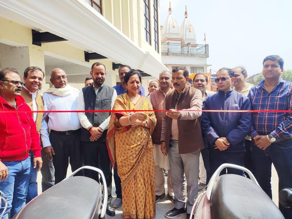 नगर पालिका अध्यक्ष मीरा सकलानी ने किया मुहल्ला पार्किग का उदघाटन 