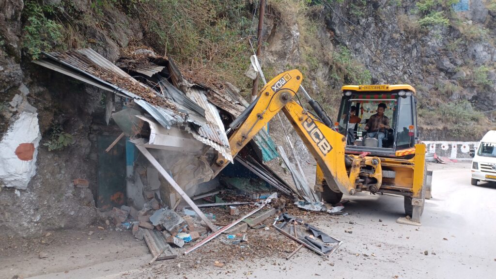 पर्यटक स्थल केंपटी फॉल से हटाया गया अस्थाई अतिक्रमण