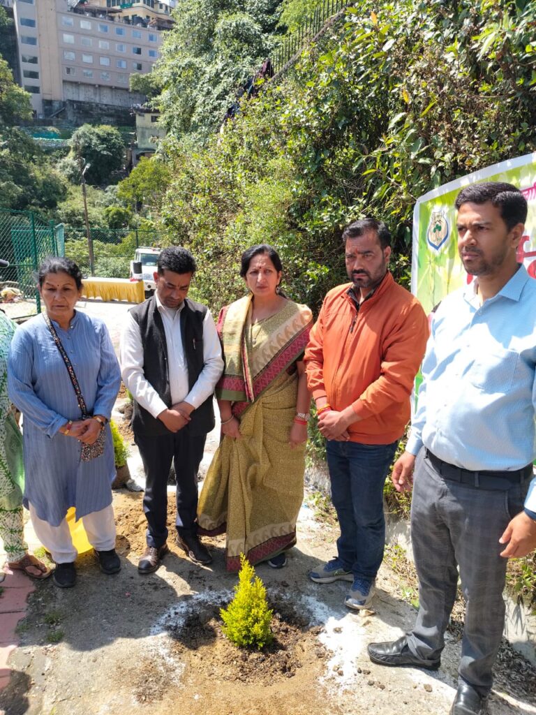 नगर पालिका व वन विभाग ने विश्व पर्यावरण दिवस पर किया पौधा रोपण।