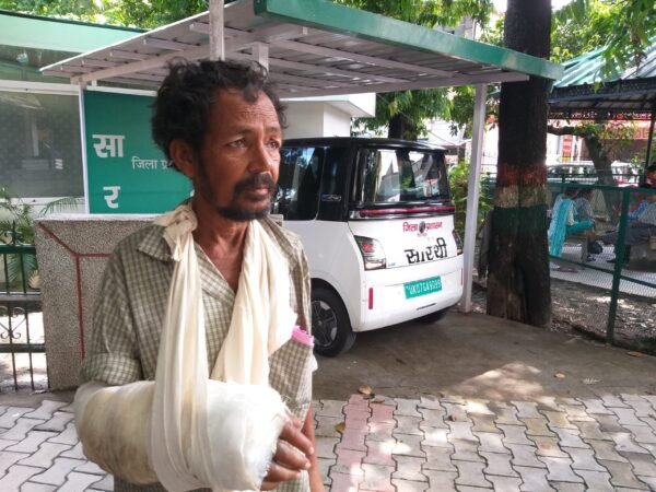 डीएम सविन बंसल ने एक बार फिर पेश की मानवता की मिसाल; असहाय, अनाथ और लाचार राजू को दिया सहारा