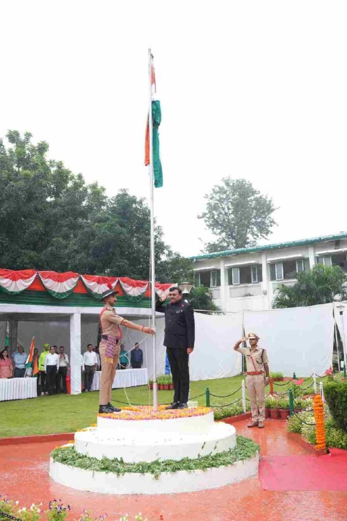 मुख्य सचिव आनन्द बर्द्धन ने भारत के 79वें स्वतंत्रता दिवस के शुभ अवसर पर सचिवालय में आयोजित कार्यक्रम में किया ध्वजारोहण