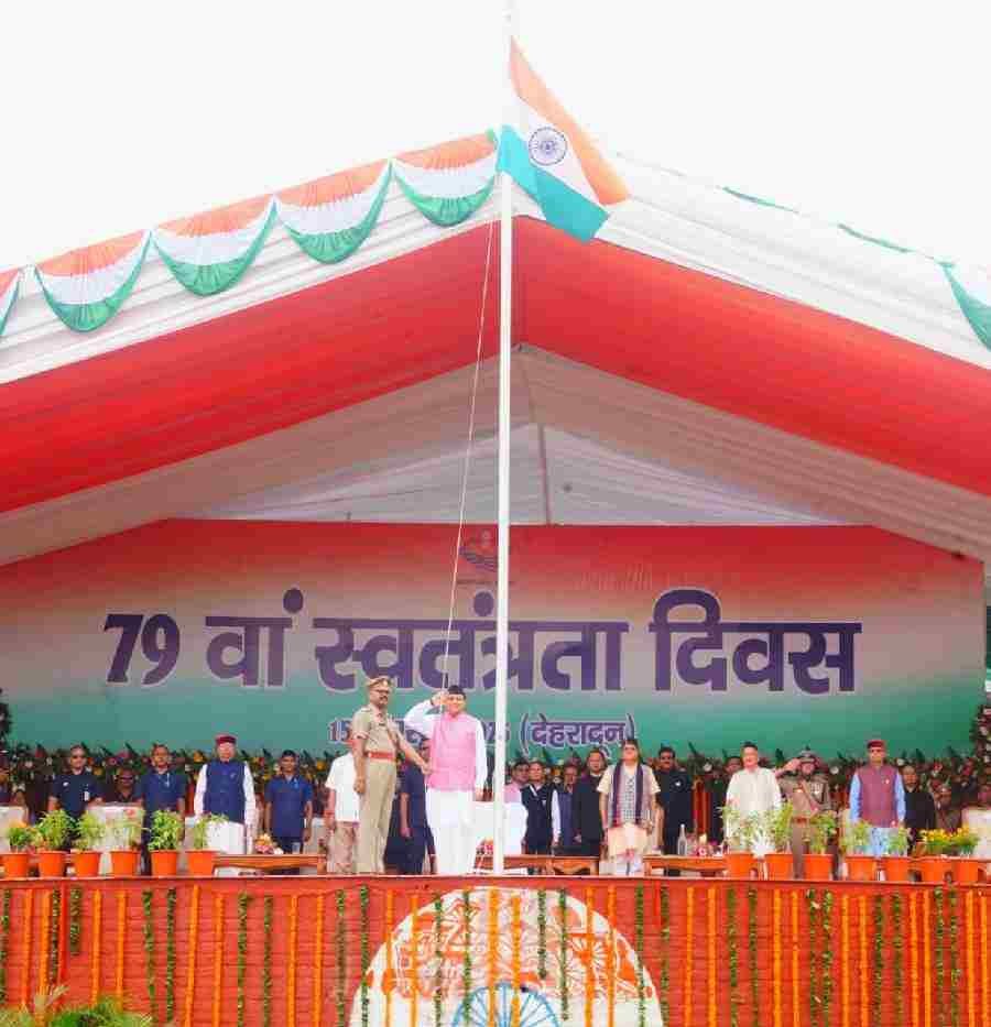 मुख्यमंत्री धामी ने 79वें स्वतंत्रता दिवस के अवसर पर परेड ग्राउंड में राज्य के मुख्य कार्यक्रम में किया ध्वजारोहण, मुख्यमंत्री ने स्वतंत्रता संग्राम सेनानियों के परिजनों को भी किया सम्मानित