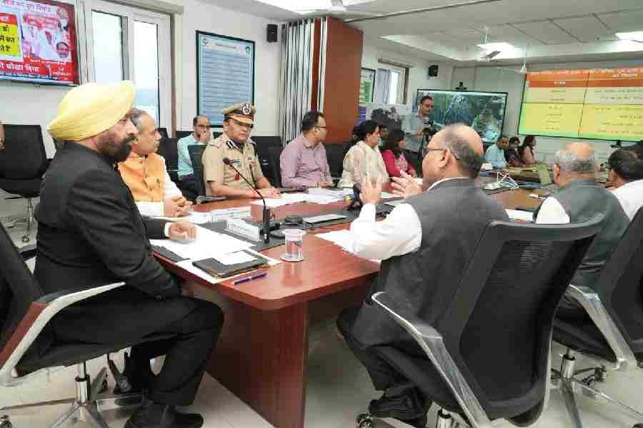 राज्यपाल ने राहत और बचाव कार्यों को सराहा, एसईओसी से की धराली में संचालित कार्यों की समीक्षा कहा-मुख्यमंत्री फ्रंटलाइन लीडर, प्रभावितों के साथ हर पल खड़े हैं